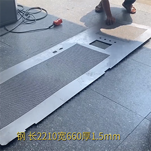1.5mm厚機柜網(wǎng)板矯平機-高精密機箱機柜整平機-一次校平，沖孔網(wǎng)無反彈