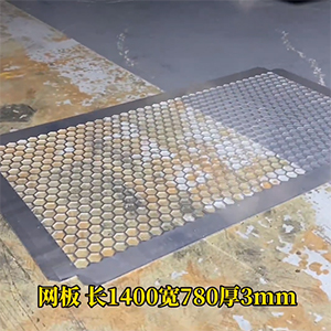 激光切割菱形網(wǎng)孔，精密鋁單裝飾板矯平機-去除應力整平機